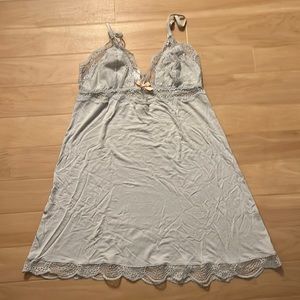 Eberjey light grey chemise with lace detailing, S